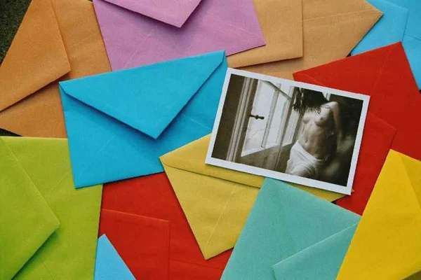 Envelopes Papel Monte Pessoas Diferentes Mesa — Fotografia de Stock