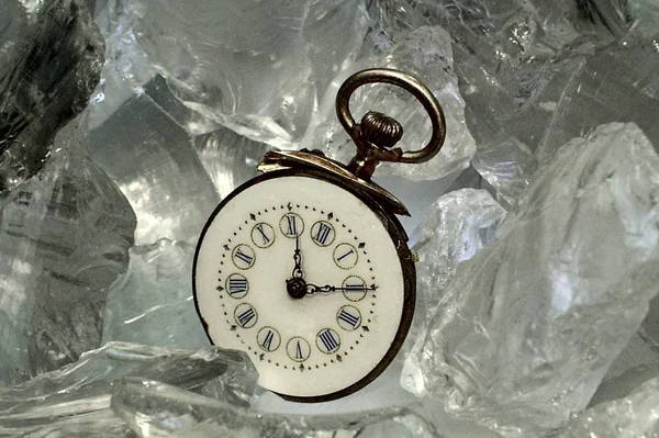 氷のキューブ内の時計の眺め — ストック写真