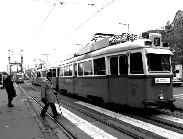 Tramwaj Mieście Czarno Białe Zdjęcie — Zdjęcie stockowe