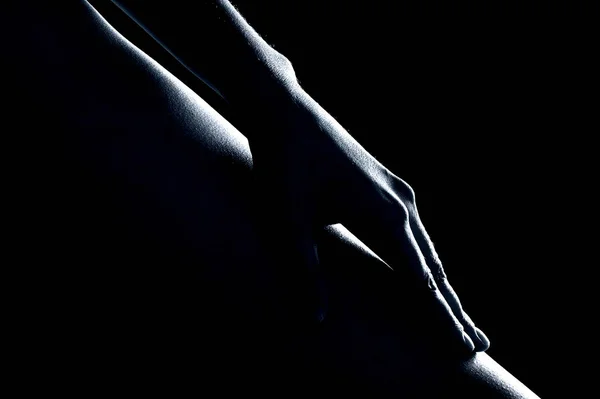 黑底黑裤的裸体女人 — 图库照片