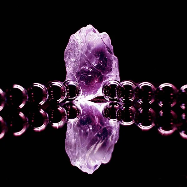 Cristal Púrpura Con Bolas Metal Sobre Fondo Negro — Foto de Stock