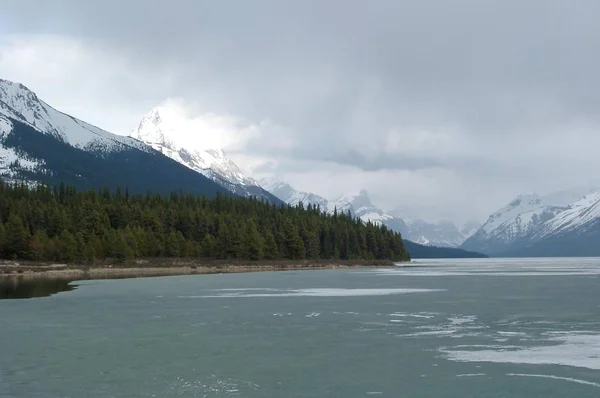 这张照片展示的是一个加拿大自然公园里的一个湖泊 — 图库照片