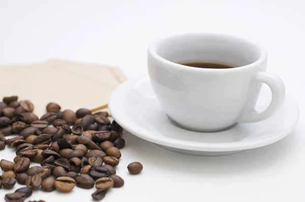 Csésze Kávé Bab Fehér Háttér — Stock Fotó