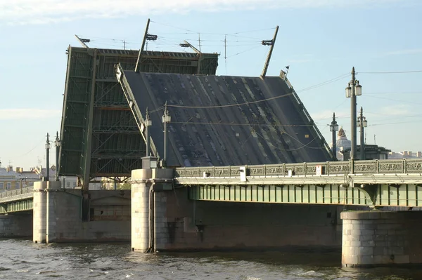 Erguendo Ponte Schmidt Sobre Rio Neva São Petersburgo Rússia — Fotografia de Stock