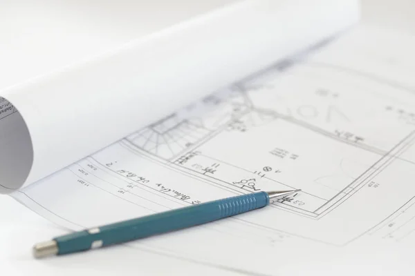 Ingeniero Arquitectónico Con Plano Lápiz Sobre Mesa —  Fotos de Stock