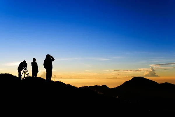 Силуэт Мужчины Женщины Стоящих Вершине Горы — стоковое фото