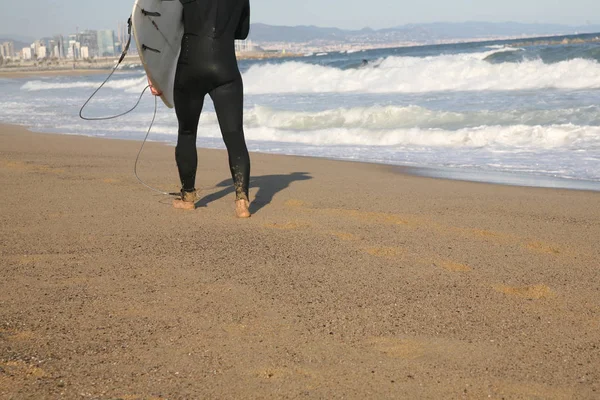 Surfista Está Correndo Praia — Fotografia de Stock