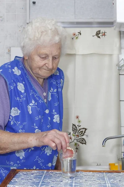 Femme Âgée Dans Cuisine Avec Verre Eau — Photo