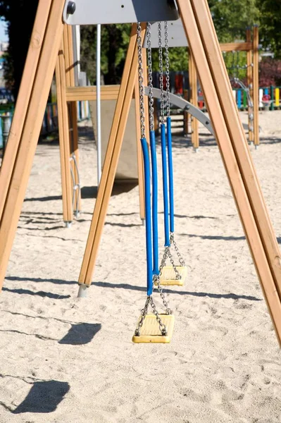夏休みに子供たちと一緒に遊ぶ木製のスイング — ストック写真