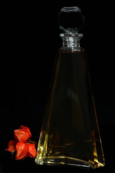 Bouteille Parfum Sur Fond Noir — Photo