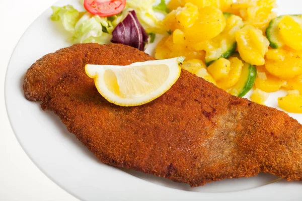 Schnitzel Con Limón Ensalada Patata —  Fotos de Stock