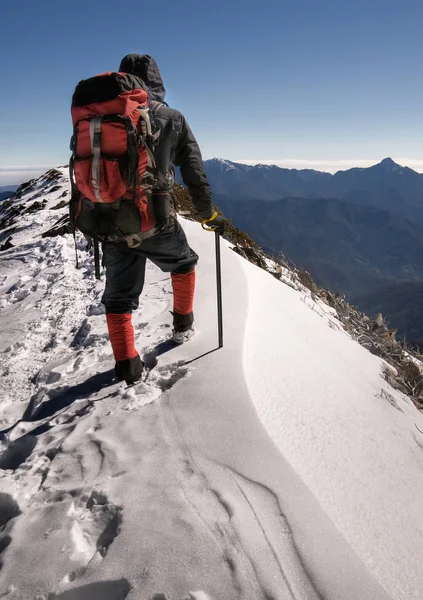 Excursionista Con Mochila Pie Cima Montaña — Foto de Stock