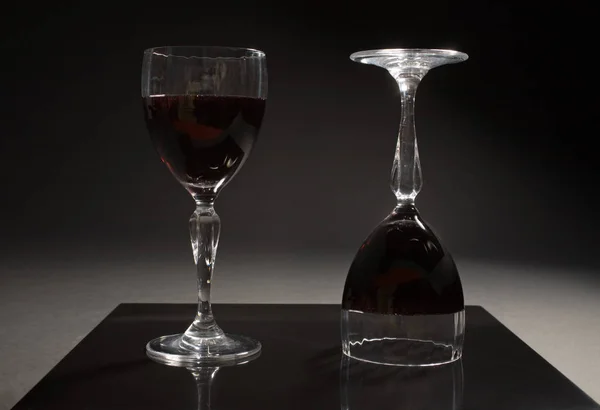 Bir Kadeh Şarap Bir Şişe Kırmızı Beyaz Şarap — Stok fotoğraf
