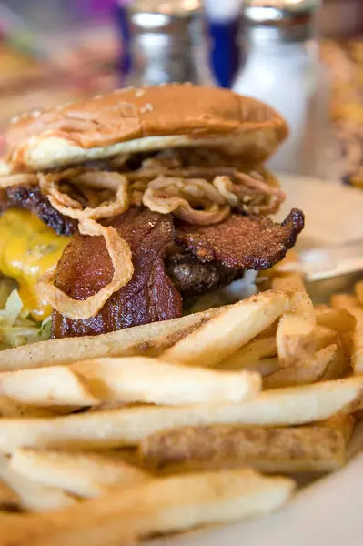 Slanina Cheeseburger Hranolky — Stock fotografie