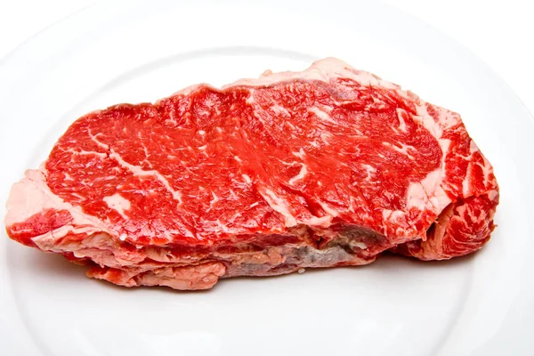 Prime Strip Steak Białej Płycie — Zdjęcie stockowe