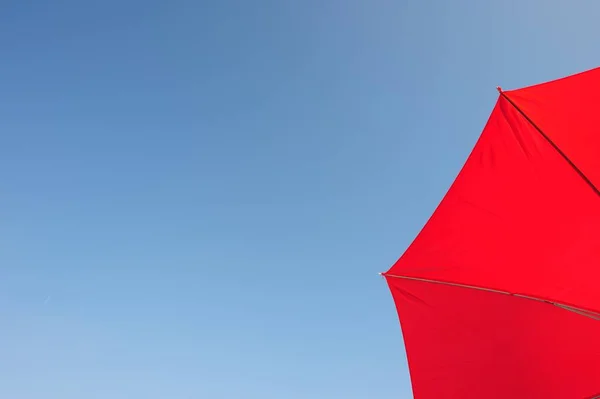 Guarda Chuva Papel Vermelho Branco Fundo Céu — Fotografia de Stock