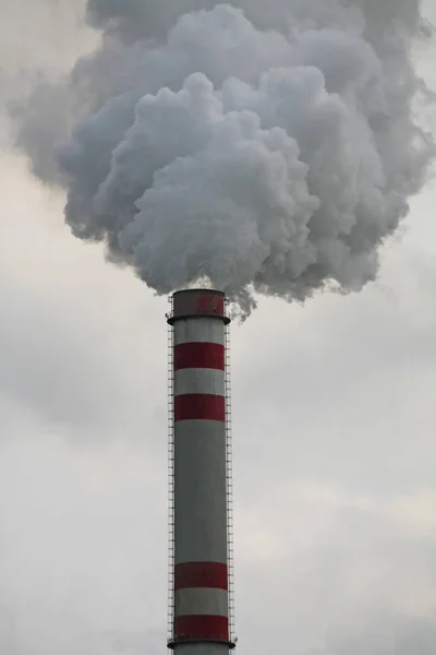 Chimenea Industrial Con Humo —  Fotos de Stock