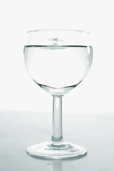 Glas Water Een Witte Achtergrond — Stockfoto