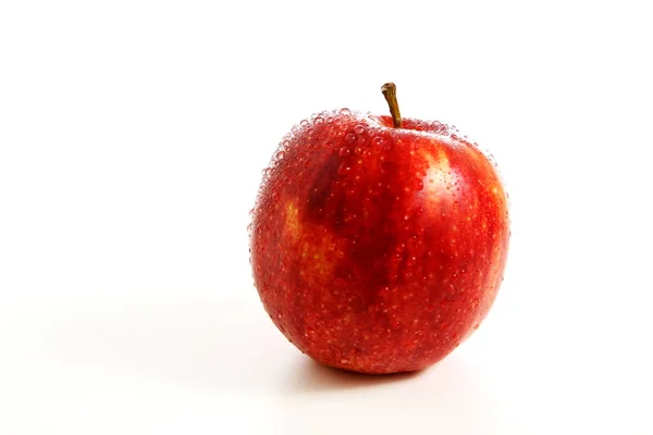Färskt Rött Äpple Med Vattendroppar — Stockfoto