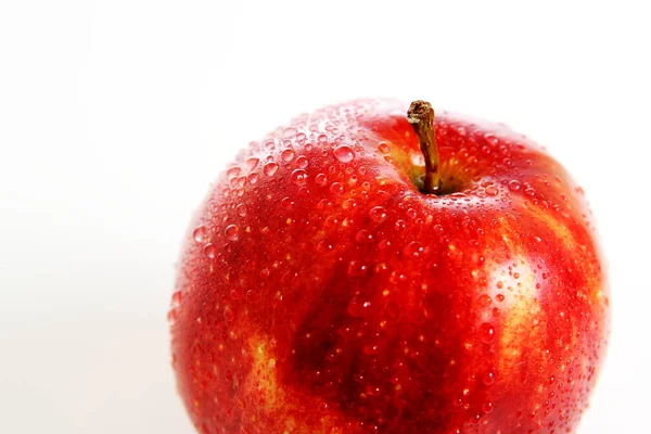 Frischer Roter Apfel Mit Wassertropfen — Stockfoto