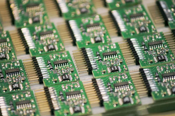 Een Stapel Microchips Liggend Een Tafel — Stockfoto