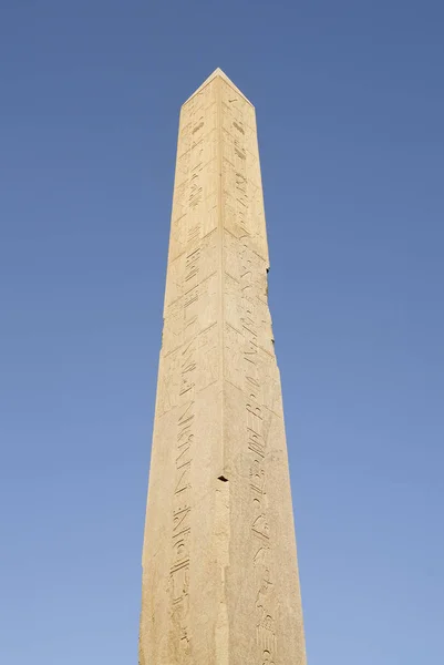 Αρχαίος Οβελίσκος Στο Καρνάκ Στην Αίγυπτο — Φωτογραφία Αρχείου