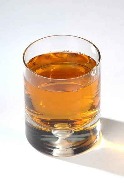 Vaso Whisky Con Cubitos Hielo Sobre Fondo Blanco — Foto de Stock