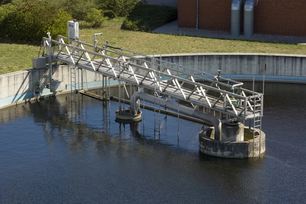 污水处理厂二级净化器中的桥 — 图库照片