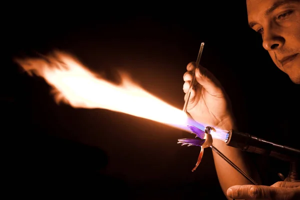 Cierre Del Hombre Que Sostiene Vela Ardiente — Foto de Stock