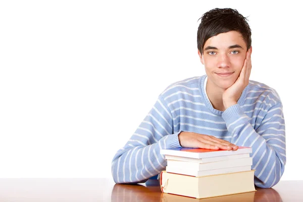 年轻快乐的微笑着的男生坐在书桌上看书 — 图库照片