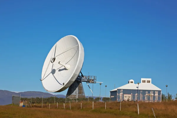 Placa Comunicação Por Satélite Perto Hofn Islândia — Fotografia de Stock