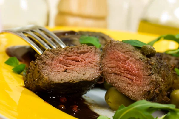 Jehněčí Medailony Steak Raketou Omáčka — Stock fotografie