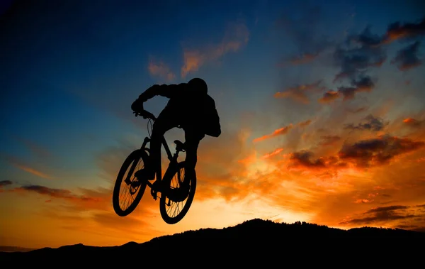 Silhouette Eines Mannes Auf Einem Mountainbike — Stockfoto