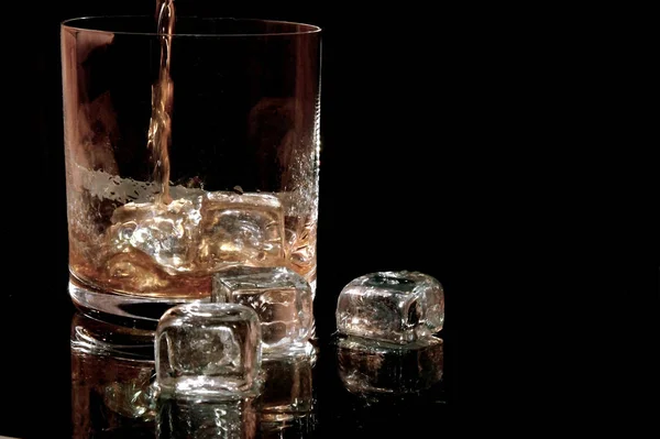 Whiskey Stroomt Een Glas Met Ijsblokjes — Stockfoto