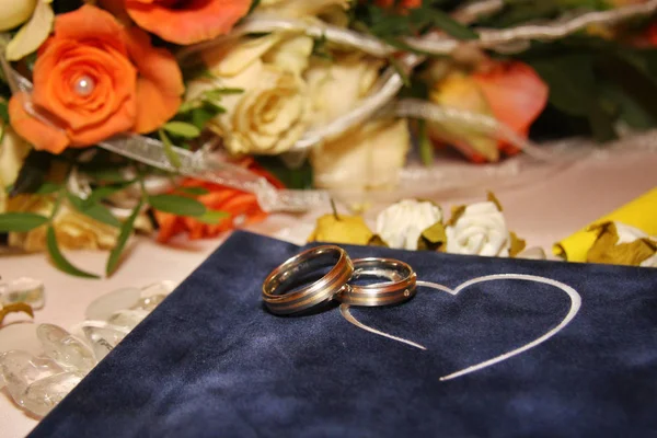 结婚戒指 结婚戒指 订婚戒指 — 图库照片