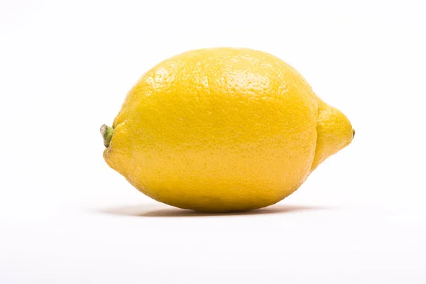 レモンは白地に隔離され — ストック写真