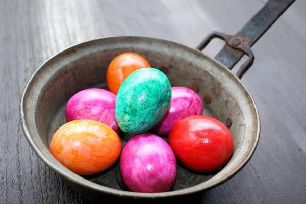 旧铜锅中的复活节彩蛋 — 图库照片