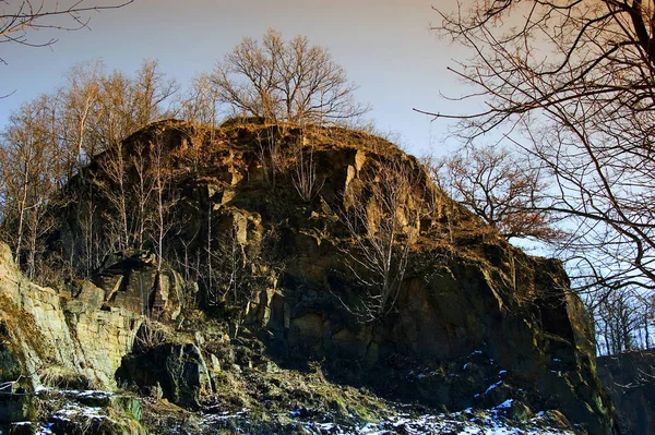 Großer Felsen Von Unten Sonnenschein — Stockfoto