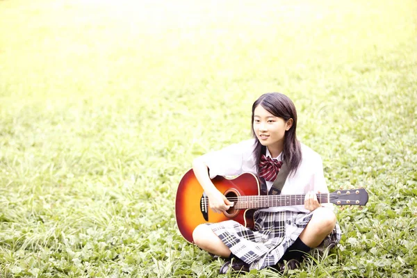 High School Girl Playing Guitar — Fotografia de Stock