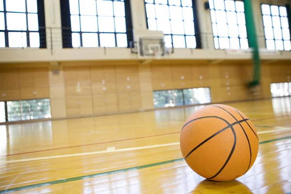 Ballon Basket Dans Salle Tribunal — Photo