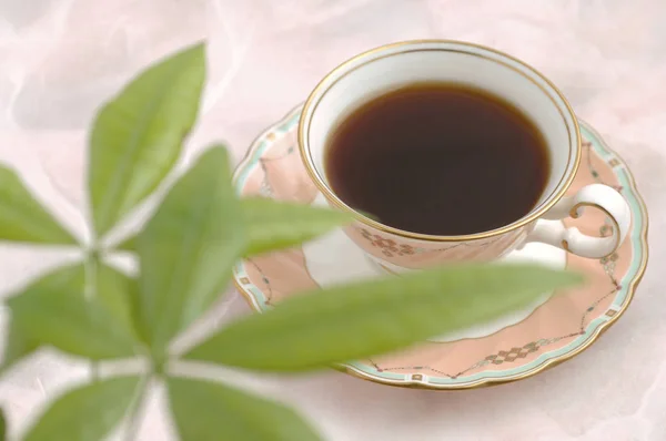 Xícara Chá Com Folhas Verdes Café Mesa Madeira — Fotografia de Stock