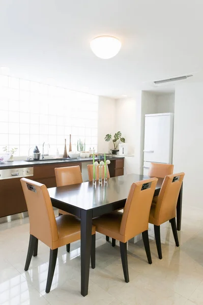 Masalı Sandalyeli Modern Yemek Odası — Stok fotoğraf