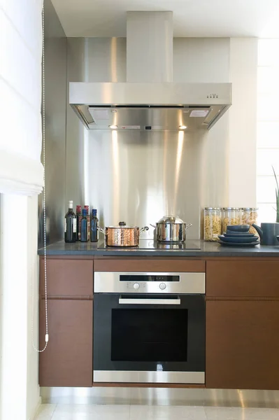 Moderne Keuken Met Houten Tafel Stoelen — Stockfoto