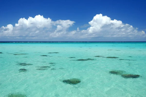 モルディブの美しいビーチの背景白い砂浜熱帯の楽園の島青い空の海の水の海4K — ストック写真