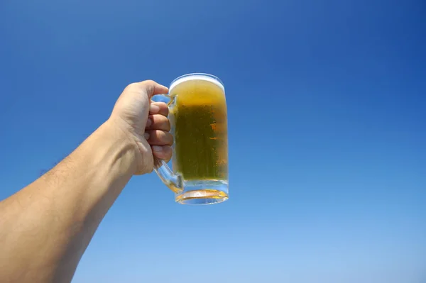 Jarro Cerveja Céu Azul — Fotografia de Stock