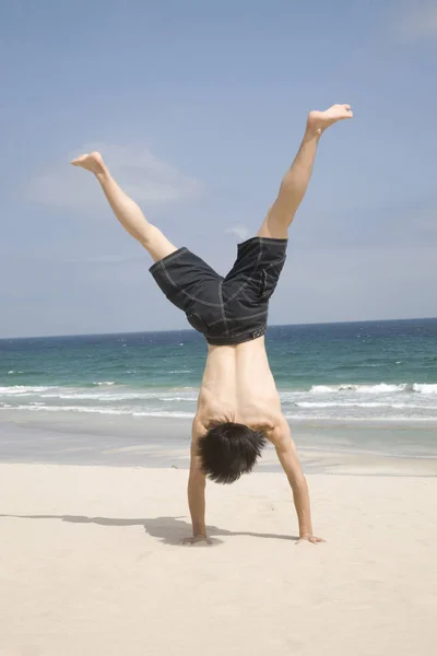 Hombre Japonés Haciendo Gimnasia Una Playa —  Fotos de Stock