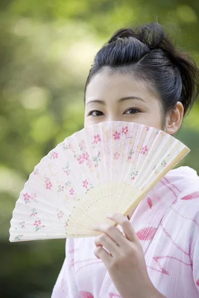 Japansk Hopfällbar Fläkt Och Yukata Kvinna — Stockfoto