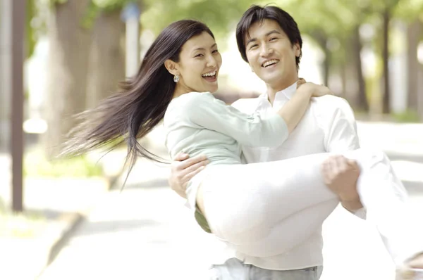 アジア系のカップルはカメラを見て笑顔で — ストック写真