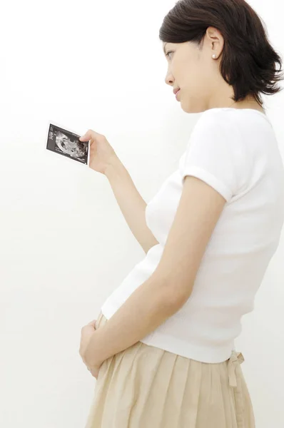 Mulher Grávida Assistindo Uma Fotografia — Fotografia de Stock