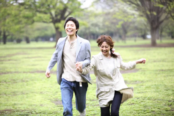 Happy Young Couple Park — Stock Photo, Image